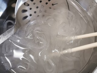 绿豆凉粉,捞起粉放冰水里，迅速成凉粉。