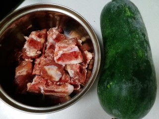 冬瓜猪骨汤,主料：猪骨和小冬瓜。