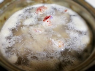 冬瓜猪骨汤,冷水下锅放入猪骨水开撇去浮沫，焯水3分钟。