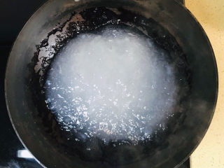 绿豆凉粉,转小火，倒入淀粉水，不停地搅拌，淀粉水会由白色逐渐变成透明色，同时冒泡儿，就可以关火了