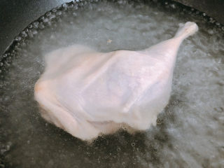 老鸭煲,锅内烧开水，放入鸭腿，加入葱姜料酒，煮出浮末。