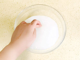 绿豆凉粉,用手轻轻地将碗边掰开