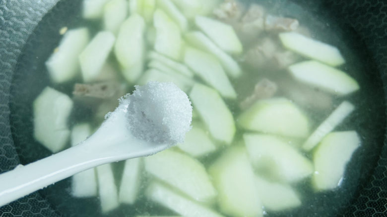 冬瓜猪骨汤,根据个人口味加入适量盐