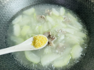 冬瓜猪骨汤,煮至冬瓜成透明状态，加入适量鸡精