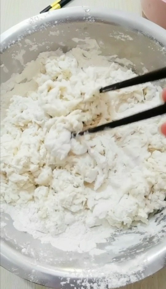 韭菜肉发面馅饼,用筷子搅拌均匀