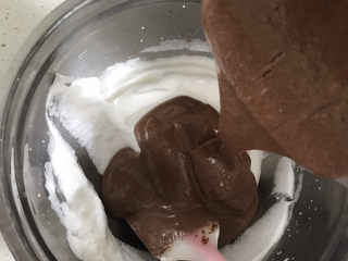 巧克力纸杯蛋糕🧁,翻拌好的蛋黄糊再全部倒入蛋白霜中，同样的手法翻拌均匀