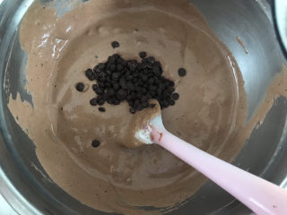 巧克力纸杯蛋糕🧁,再加入巧克力豆翻拌均匀，巧克力豆留点撒纸杯上，此时预热烤箱
