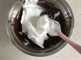 巧克力纸杯蛋糕🧁,取1/3的蛋白霜到蛋黄糊中翻拌均匀