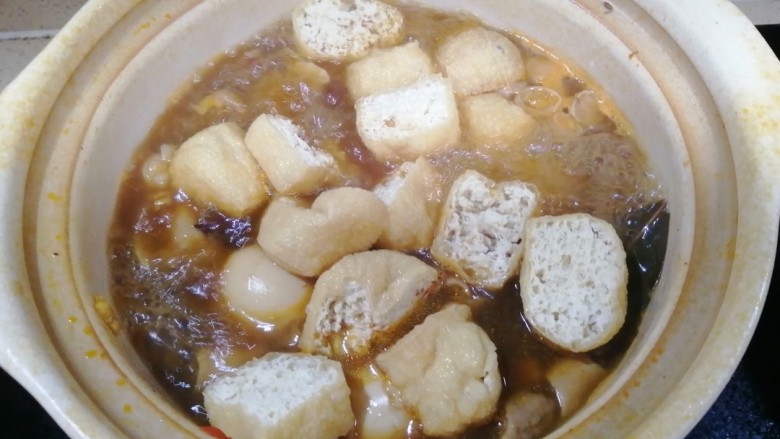 牛杂汤,把油豆腐放入锅中，一起炖煮，煮开后调成中火