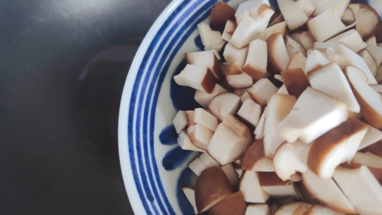 香菇炖豆腐,待油热，下鲜香菇
