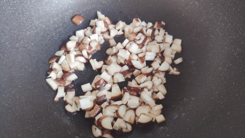 香菇炖豆腐,翻炒至鲜香菇稍稍变软，体积变小