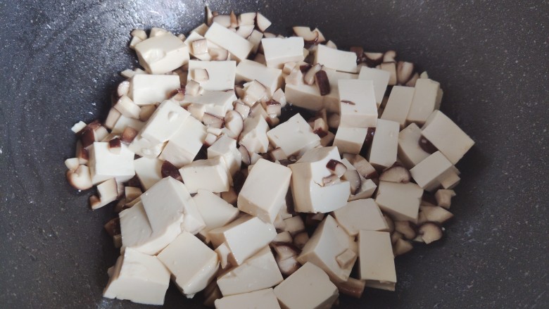 香菇炖豆腐,推炒均匀（是推炒，而不是翻炒，否则豆腐容易炒碎）