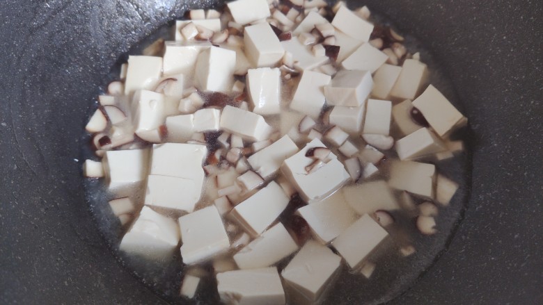 香菇炖豆腐,水量不要太多，以不没过食材为佳