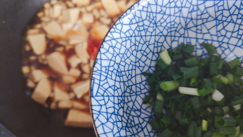 香菇炖豆腐,加入小葱，翻炒均匀，即可