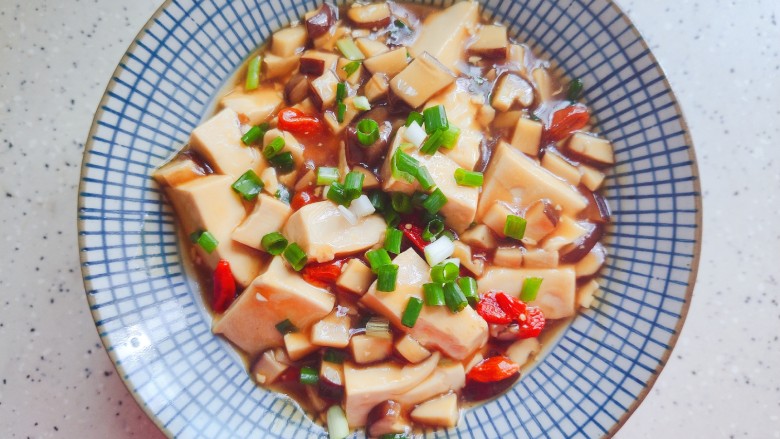 香菇炖豆腐,装碗