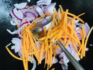 三丝炒河粉,放入洋葱和胡萝卜。
