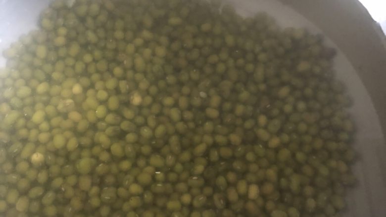 绿豆小米粥,绿豆手搓几分钟 洗掉绿豆表面的杂质