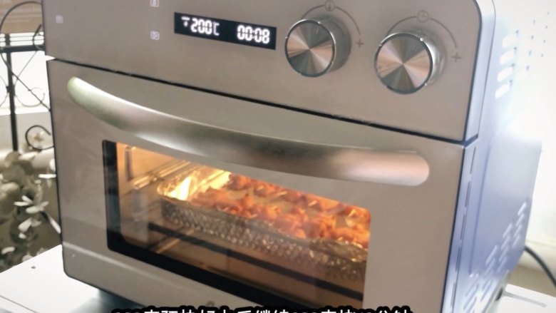 新奥尔良鸡胸牙签肉,空气炸烤箱预热200度，预热好后把烤网放入中层，200度烤13分钟。如果用普通烤箱，8分钟左右的时候翻个面继续烤。