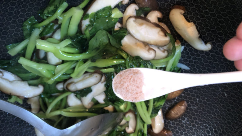 香菇炒青菜,加入适量水量食用盐