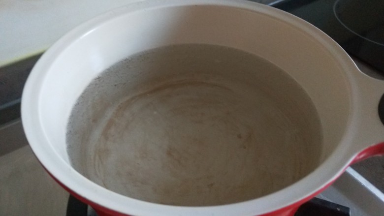 绿豆小米粥,两个人的量，我用的是奶锅，加入适量水烧开。