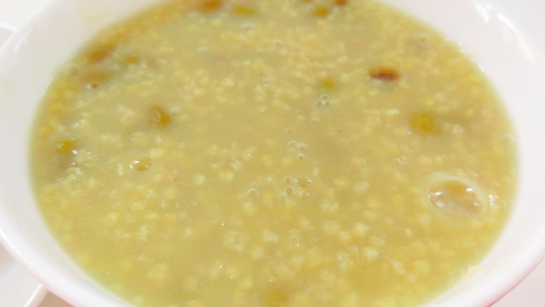 绿豆小米粥,装入碗中即可食用。