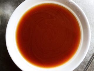 烧茄子,调料汁：生抽2勺、蚝油1勺、老抽1勺、香醋1勺、白糖2勺、清水1.5碗、淀粉2大勺和适量盐混合搅匀。
掌握不好咸淡可以搅匀后尝一下味道。