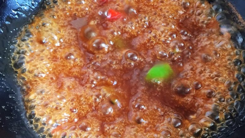 烧茄子,将料汁煮沸。
如果感觉芡汁不够浓稠，这一步可以调入水淀粉。