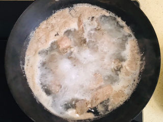 冬瓜猪骨汤,焯水时会有浮沫冒出来，舀出来扔掉即可，大火多煮一会儿，去除腥气和油腻