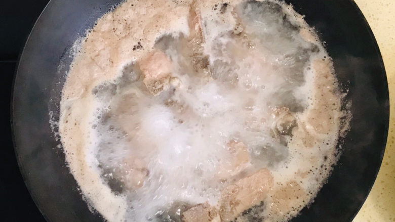冬瓜猪骨汤,焯水时会有浮沫冒出来，舀出来扔掉即可，大火多煮一会儿，去除腥气和油腻