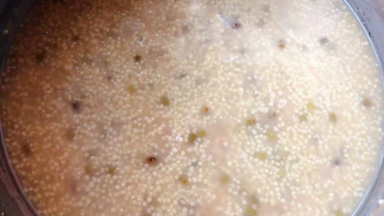 绿豆小米粥,熬到绿豆和小米完全熟透粘稠即可