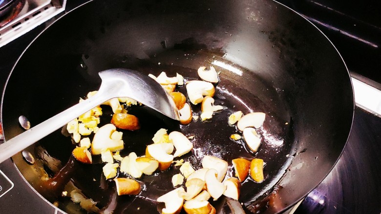 香菇炒青菜,然后再加入香菇，继续翻炒