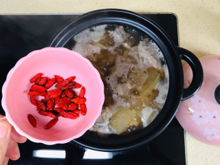 冬瓜猪骨汤,开锅后，加入洗净的枸杞