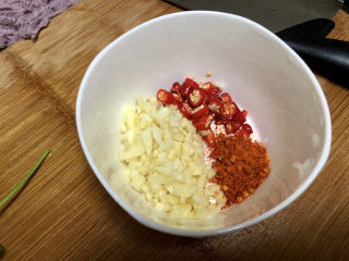 凉拌香干,准备调味汁：取一个耐高温的小碗，加入蒜末，小米辣，一小袋辣椒粉