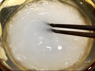 绿豆凉粉,直至全部都半透明，冒大泡泡就可以关火了