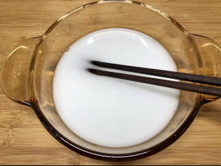 绿豆凉粉,用筷子充分搅拌，至淀粉完全混合溶解