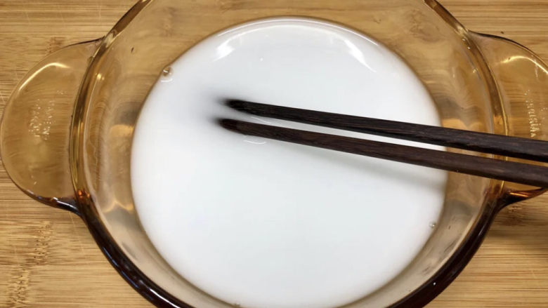 绿豆凉粉,用筷子充分搅拌，至淀粉完全混合溶解