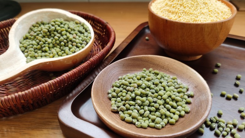绿豆小米粥,准备所需食材。