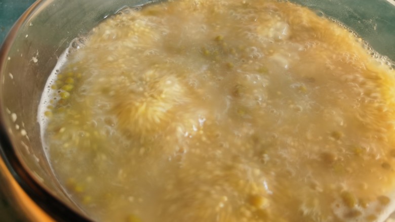 绿豆小米粥,然后调至小火，其间搅动几次，防止溢锅。