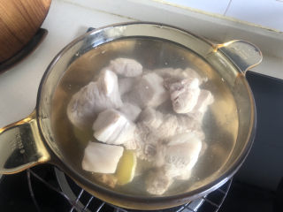 冬瓜猪骨汤,排骨放锅里加适量清水。