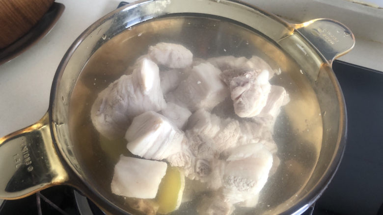 冬瓜猪骨汤,排骨放锅里加适量清水。