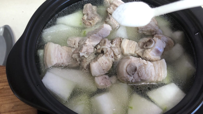 冬瓜猪骨汤,放上炖熟的排骨。煮开后转小火，加盐再煮五分钟左右即可关火。
