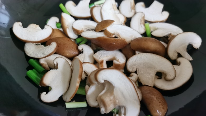 香菇炒青菜,加入香菇翻炒至香菇变软。