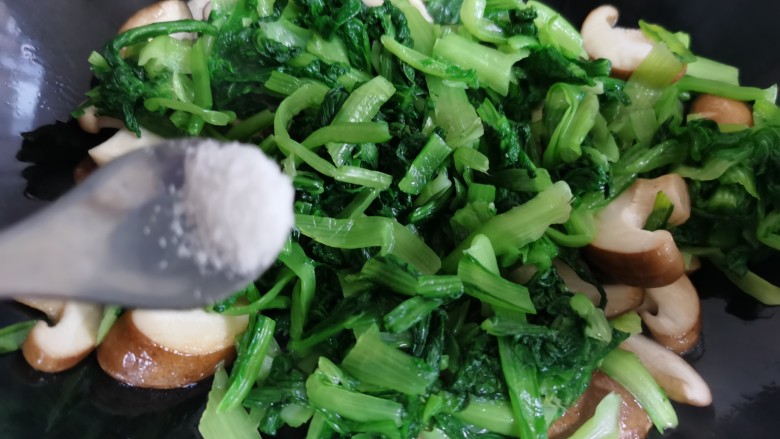 香菇炒青菜,放入少许食盐。