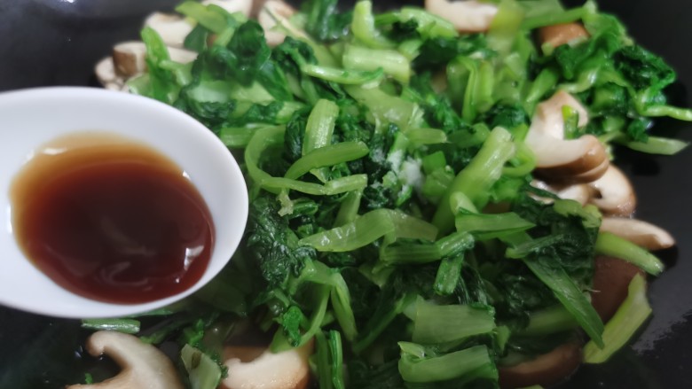 香菇炒青菜,加入一勺蚝油。