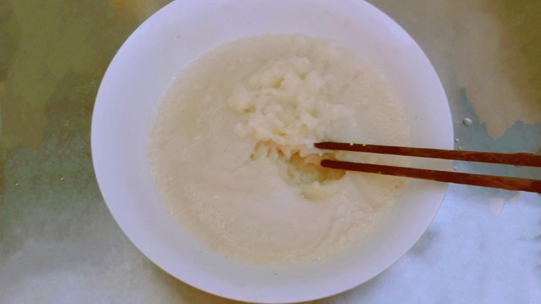 红豆糯米糍,蒸熟后用筷子翻拌