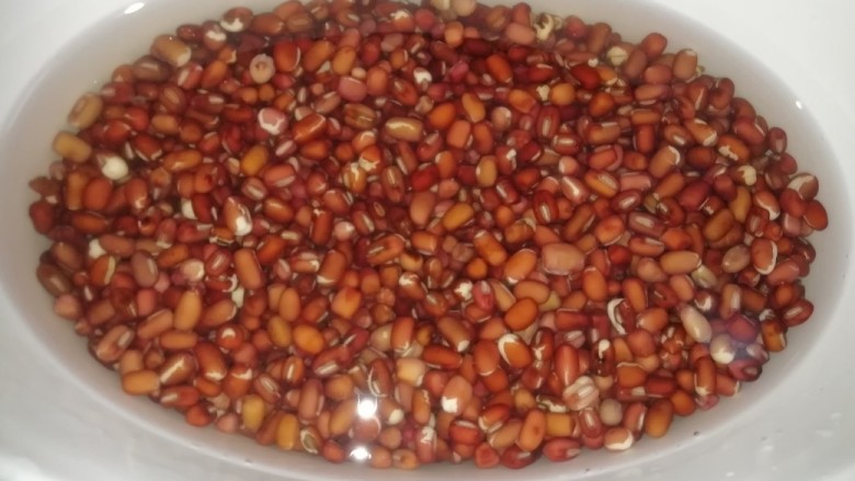 红豆糯米糍,把泡好的豆子沥干水分，重新加入清水，200克豆子，加290克清水，用电动锅定时2.5小时