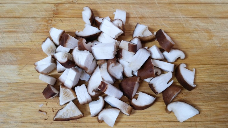 香菇炖豆腐,切成小块。
