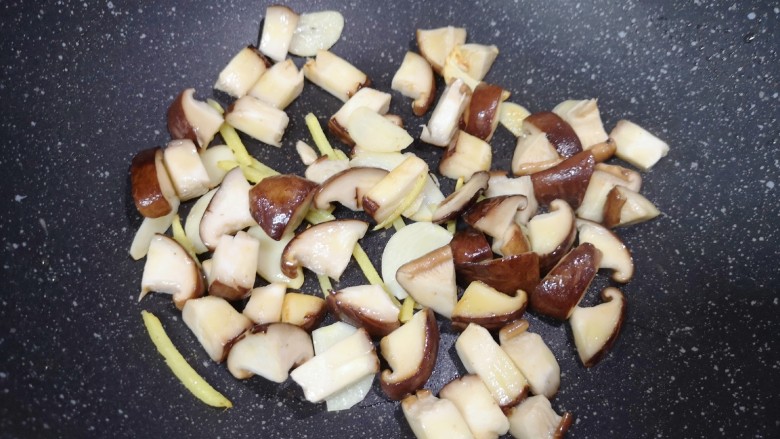 香菇炖豆腐,翻炒至香菇微微变软。