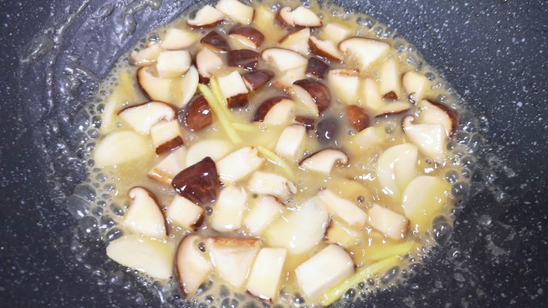 香菇炖豆腐,加入鱼贝鲜汤翻炒均匀。