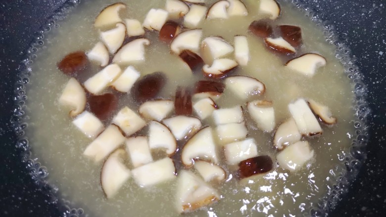香菇炖豆腐,加入开水。